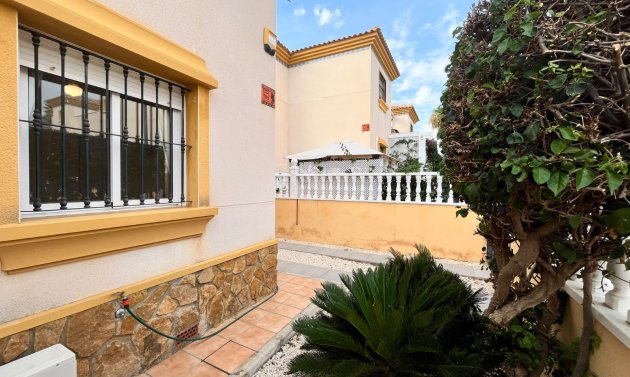 Resale - Quad House -
Villamartín - PAU 8