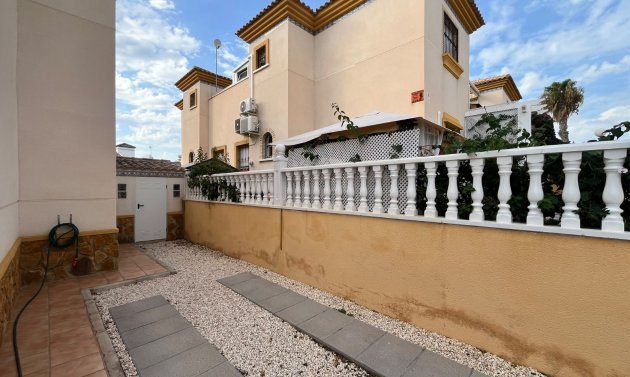 Resale - Quad House -
Villamartín - PAU 8