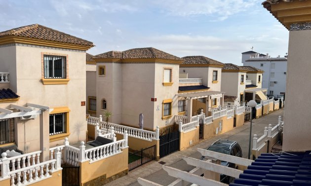 Resale - Quad House -
Villamartín - PAU 8