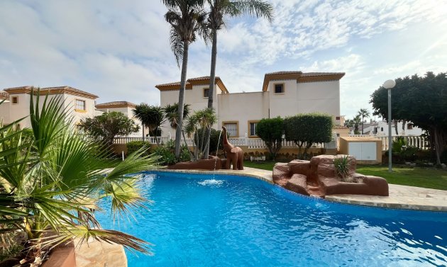 Resale - Quad House -
Villamartín - PAU 8