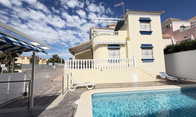 Wiederverkauf - Villa -
Villamartín - Villamartin