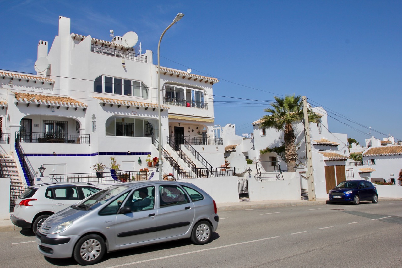 Top Floor Corner Apartment at the Heart of Villamartin with Sea and Golf Views.