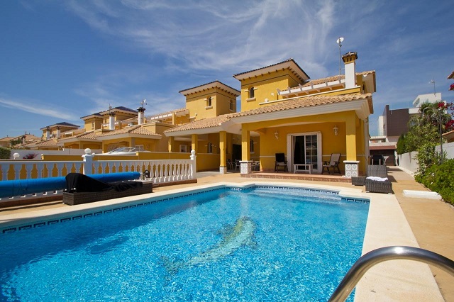 Mediterranean style villa at 1,5 km. from Zenia Beach.