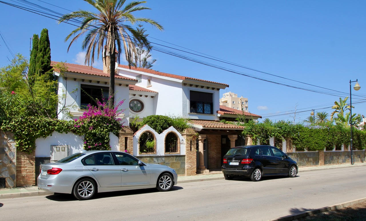 Torrevieja: impressive detached villa in Spanish classic design next to services and amenities: