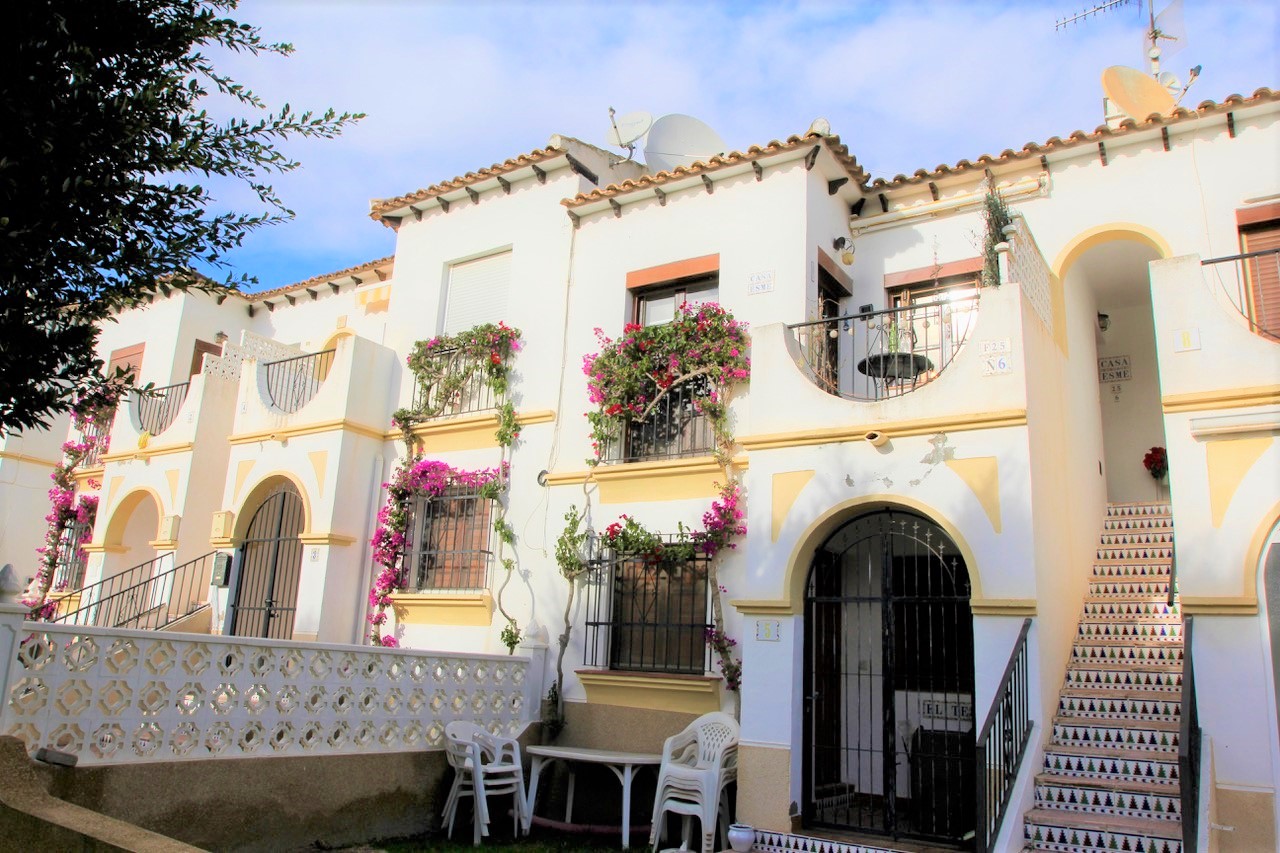 Top floor apartment in a gated residential area close to Villamartin.