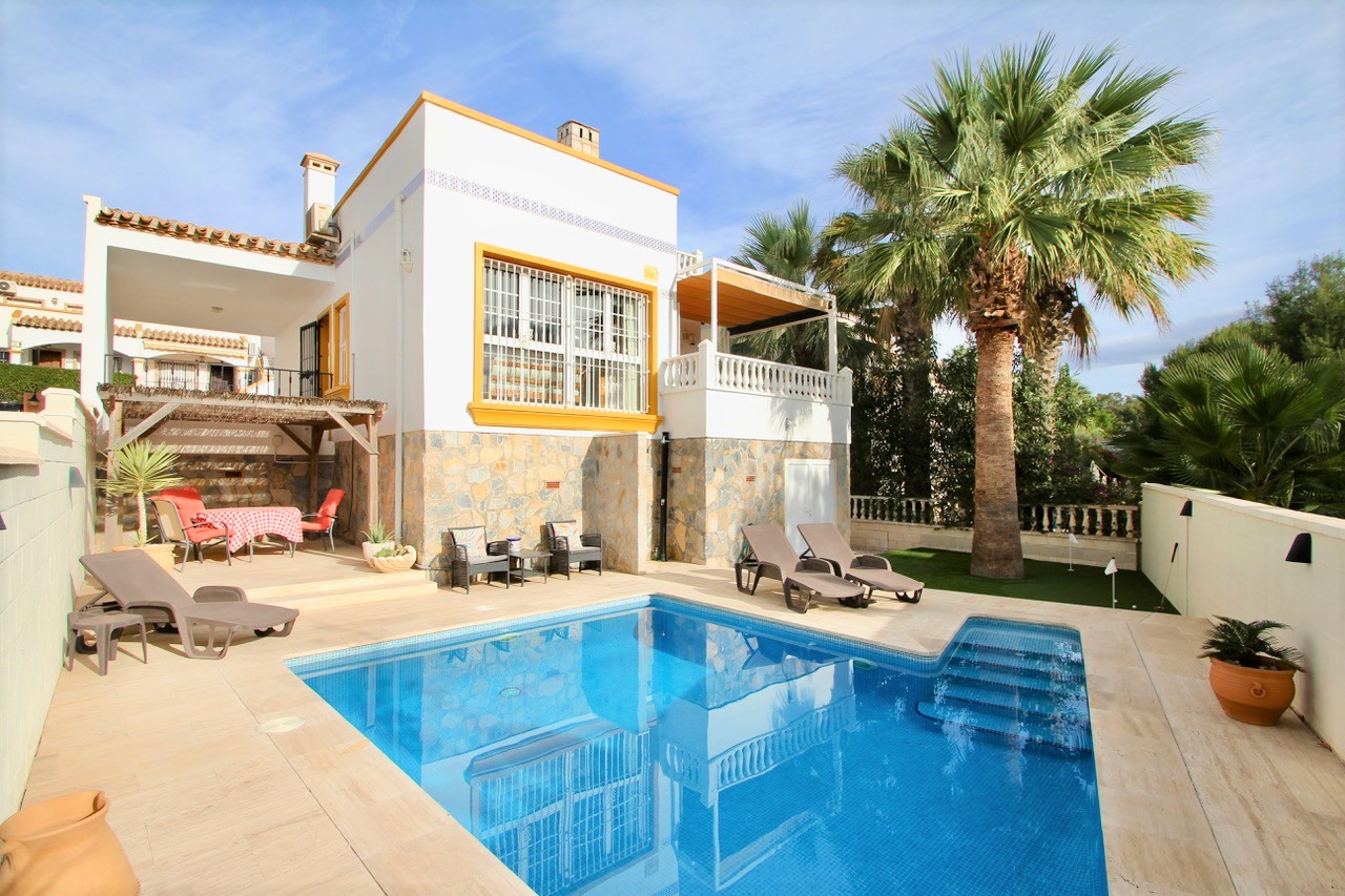  Residential Los Dolses, Villamartin, Orihuela Costa:  south-west facing detached villa with private pool:￼