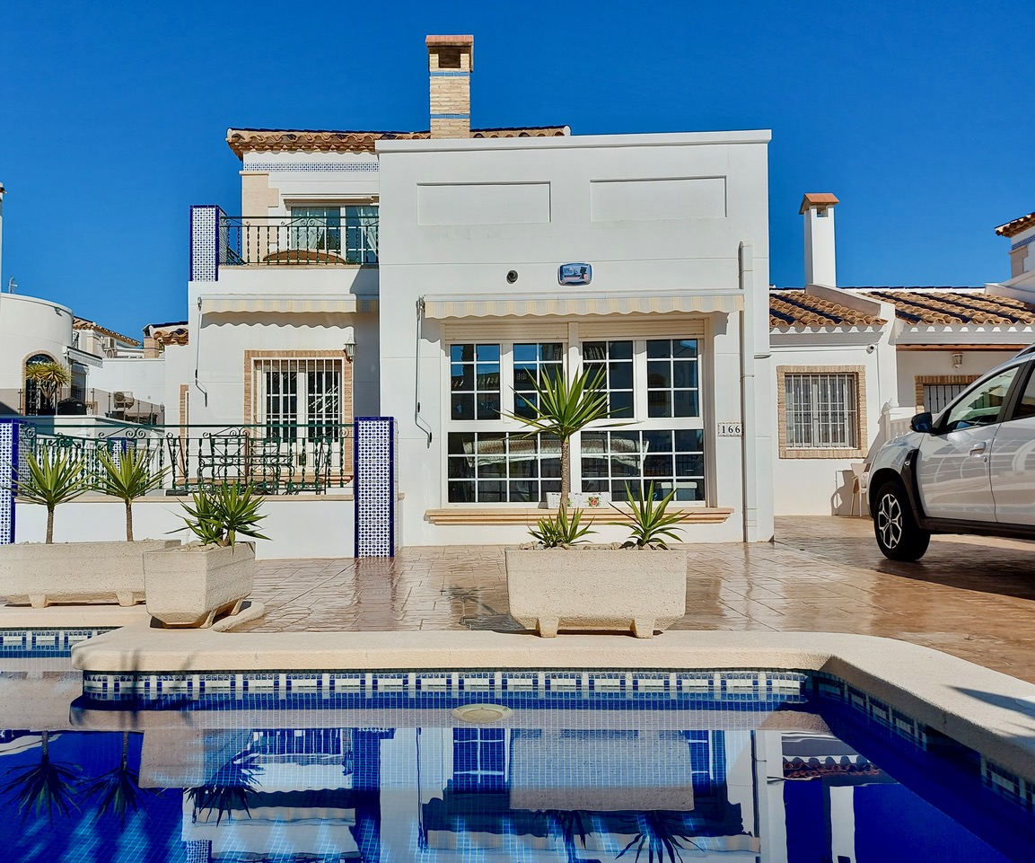 Spacious villa located in sought after location in Villamartin: