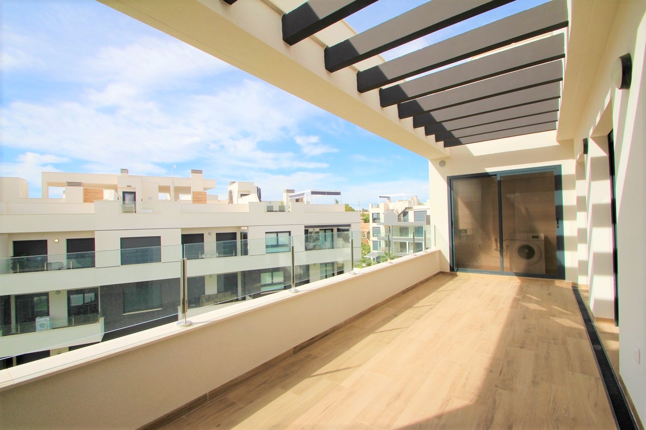 Penthouse in sought after residential complex in Villamartin
