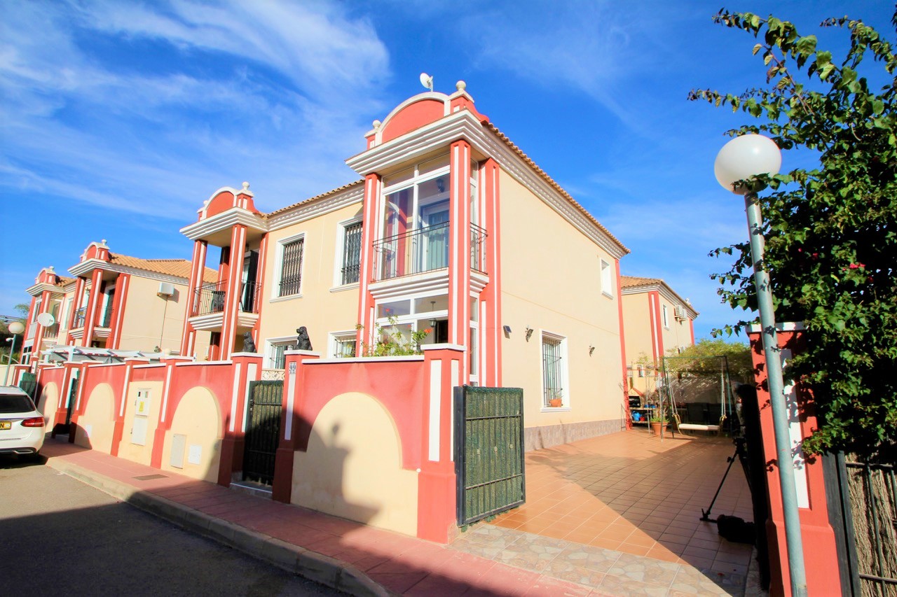Semi-detached villa located in Campoamor 700m to the beach