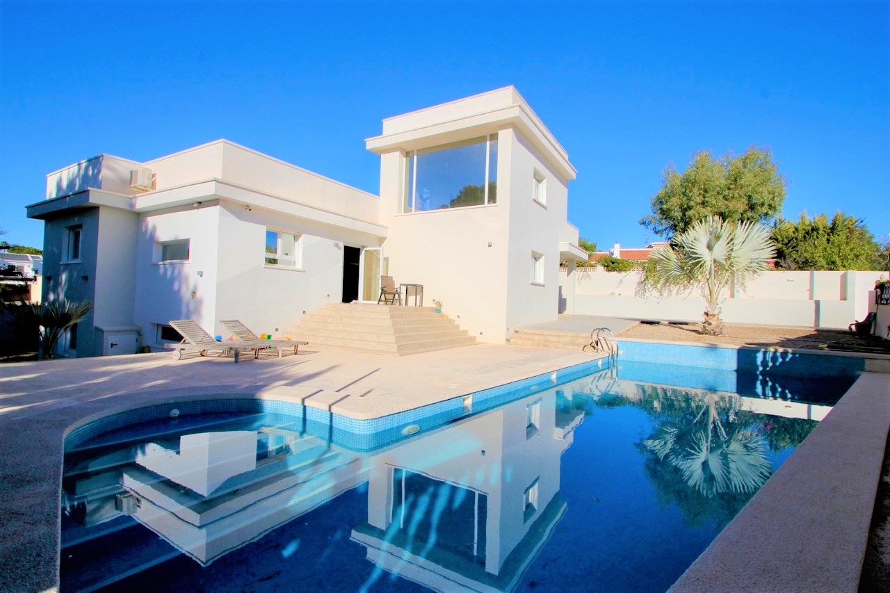 Detached villa on large plot with views down to the sea