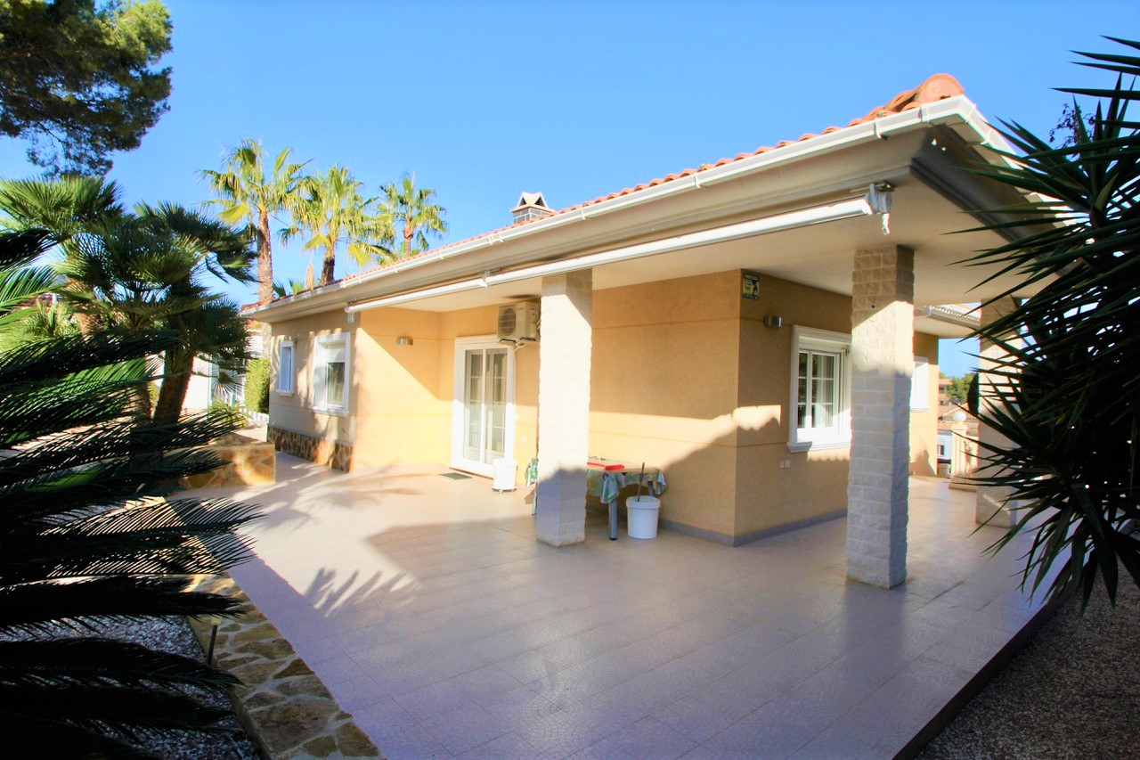 Detached villa with large garden in quiet residential area.